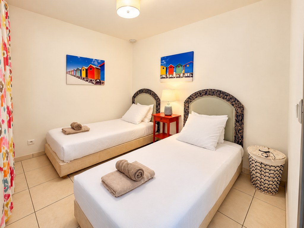 Chambre avec deux lits simples