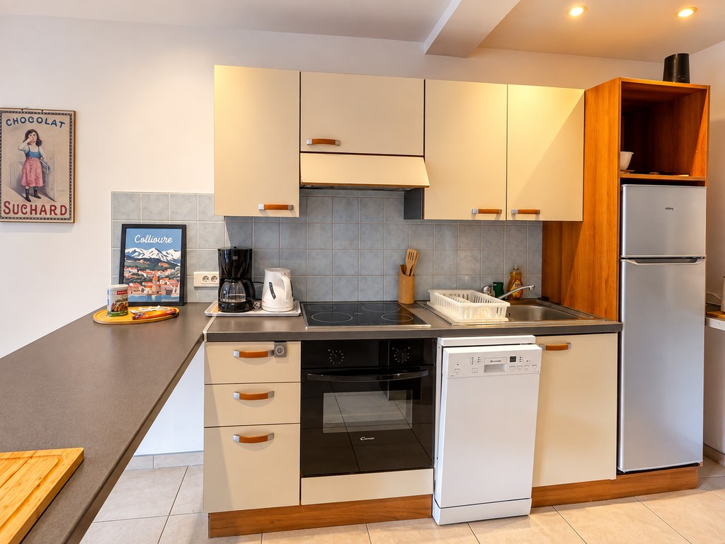 Cuisine avec four, plaque de cuisson, lave-vaisselle et réfrigérateur
