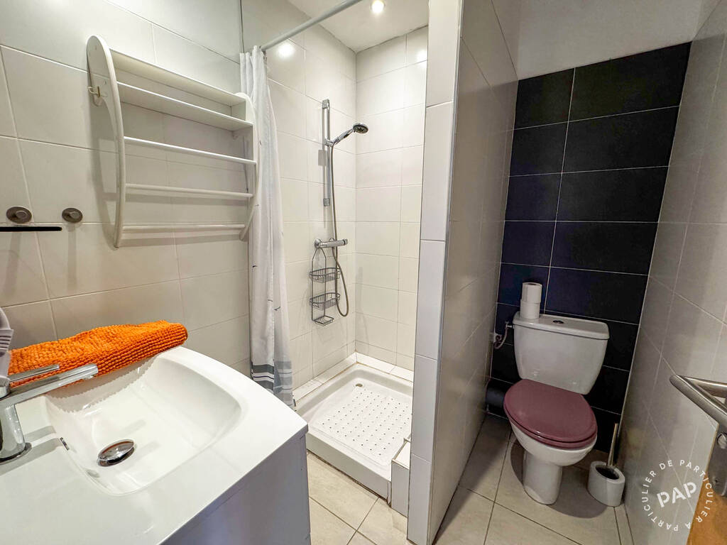 Salle de bains avec douche
