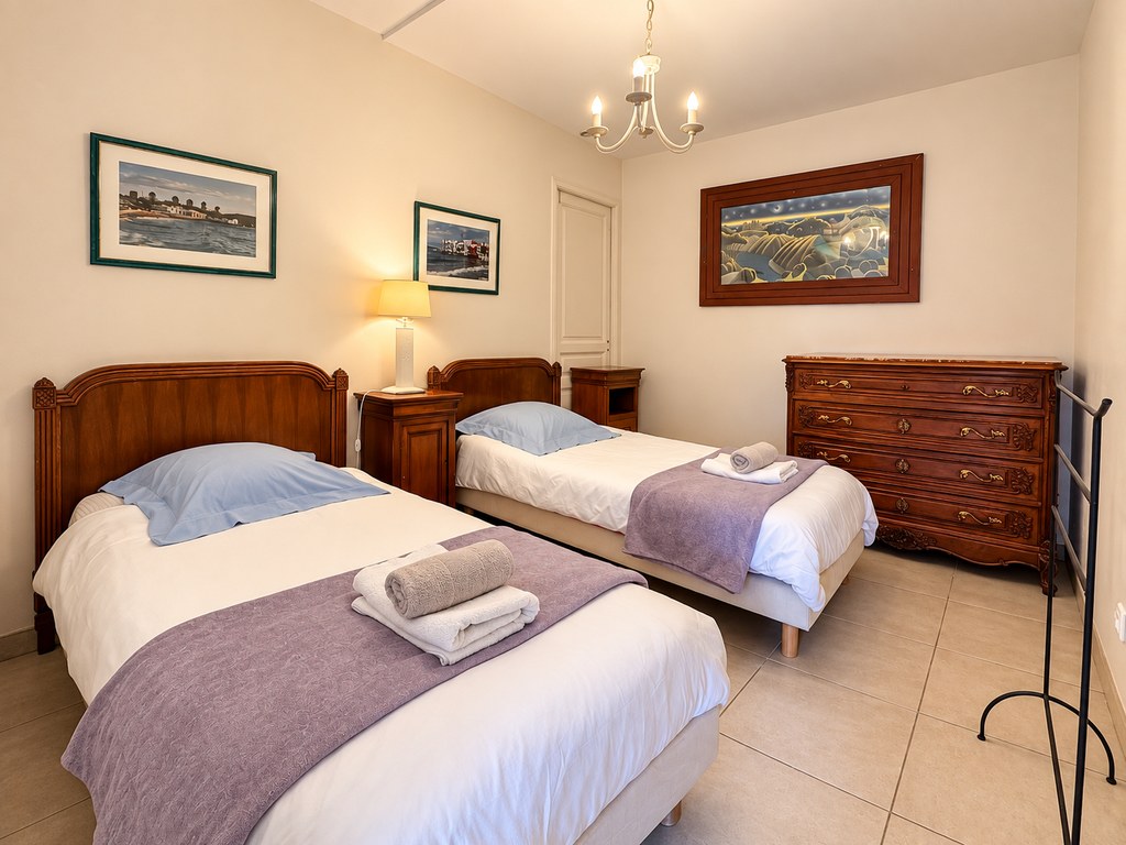 Chambre avec deux lits simples